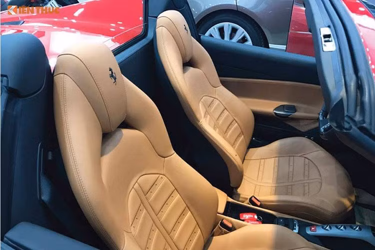 Ghế ngồi trên siêu xe này được bọc da cao cấp màu da bò có tích hợp chỉnh điện, khoang lái cũng được tái thiết kế đẹp hơn. Lẫy chuyển số, tựa đầu được thêu logo “ngựa chồm” màu đen. Phiên bản 488 Spider cũng sẽ nặng hơn một chút so với bản Coupe do sở hữu thêm bộ mui cứng.