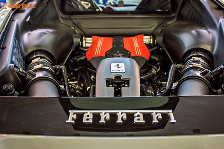 Tuy nhiên chính vì tiết kiệm xăng, điểm yếu cố hữu trên những loại động cơ này là tiếng máy yếu, do luồng hơi thoát ra phải qua bộ tăng áp. Ferrari đã gắn van trên ống xả giúp giữ lại tiếng pô đặc trưng. Động cơ 488 GTB có dung tích 3,9 lít, công suất 661 mã lực và 760 Nm mô-men xoắn. 