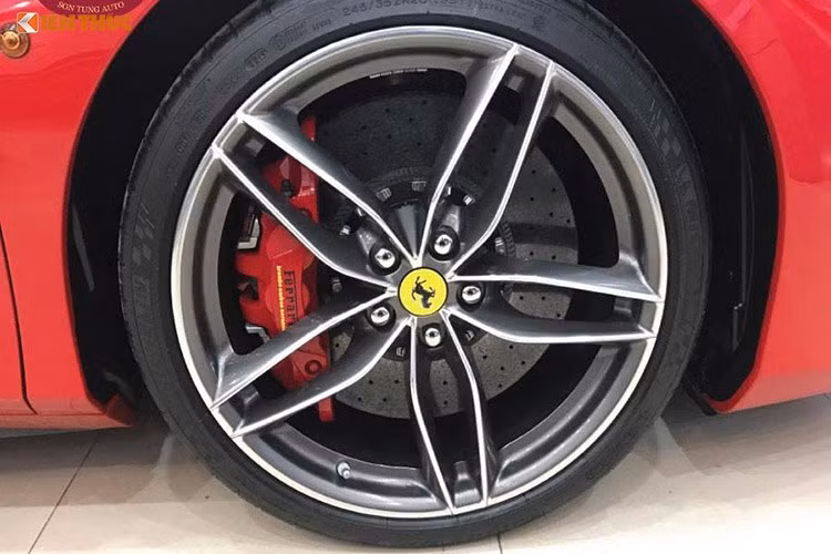 Hai ống xả của xe được tách biệt, đèn phanh dạng LED 12 bóng nằm giữa, có thiết kế tương tự như những xe đua F1. Bộ la-zăng 5 chấu đơn cỡ 20 inch hình ngôi sao thể thao cả trước và sau được sơn màu đen mờ với logo Ferrari màu vàng chính tâm. Lốp 245/35 trước và 305/30 phía sau đi kèm phanh carbon-gốm hiệu suất cao do Brembo sản xuất.