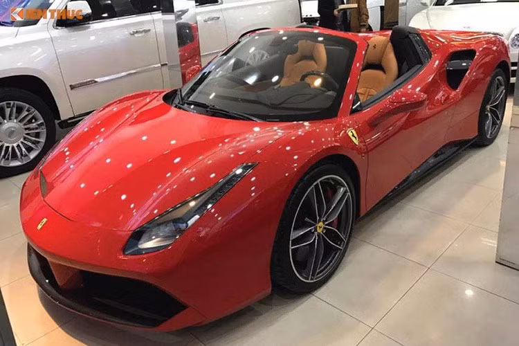 Tại thị trường Mỹ, siêu xe Ferrari 488 GTB hiện có giá khoảng 242.000 USD, tương đương với giá 458 thời mới được giới thiệu. Mức giá của mẫu siêu xe bản mui cứng này tại theo một số đại lý siêu xe cho biết - sau khi chịu các khoản thuế và phí sẽ lên đến 15 tỷ đồng - tuy nhiên phiên bản mui trần có lẽ sẽ đắt hơn một chút.