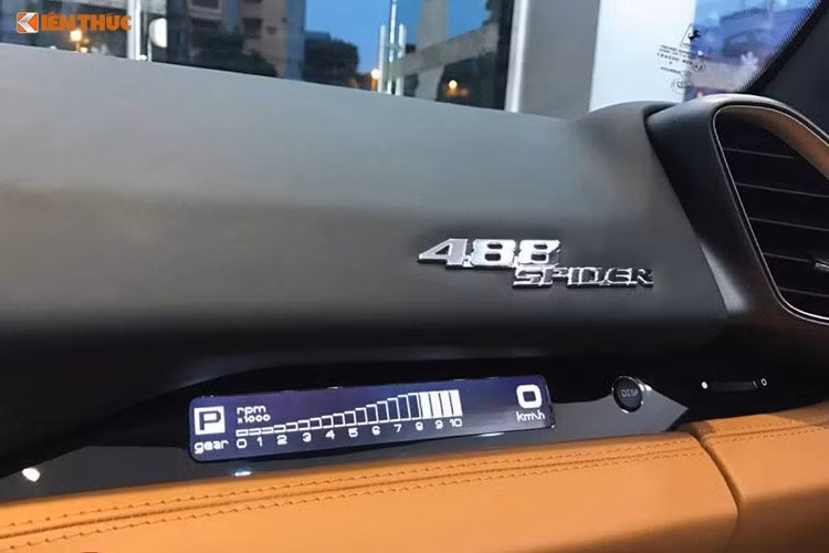 488 GTB Spider cũng là chiếc siêu xe Ferrari thứ 2 sử dụng động cơ tăng áp được đặt ở phía sau. Chiếc đầu tiên dùng loại động cơ này là California T. Theo hãng siêu xe Ý - Fearrari, điểm của loại động cơ này là dung tích nhỏ, tiêu hao ít nhiên liệu và công suất mạnh hơn.