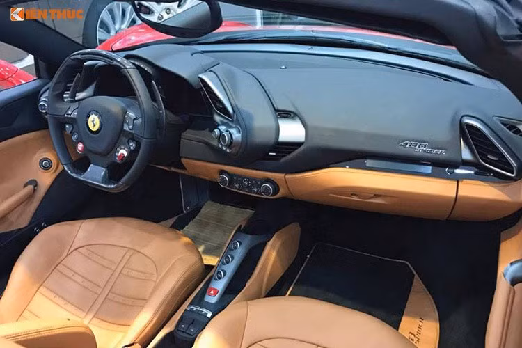 Bên trong, nội thất siêu ngựa Ferrari 488 GTB Spider thể thao sang trọng với màu đen và da bò kết hợp nhiều chi tiết ốp carbon. Vô-lăng thể thao với nhiều nút bấm quen thuộc trên các "siêu ngựa" nhà Ferrari. Trong đó, nút khởi động màu đỏ được đặt góc bên trái. Bên phải là các chế độ lái của Ferrari 488 GTB Spider được điều khiển thông qua nút gạt. Tất nhiên, không thế thiếu cụm lẫy chuyễn số phía sau vô lăng.