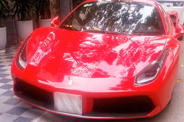 Như vậy sau 4 tháng được đưa về nước, siêu xe Ferrari 488 Spider màu đỏ đã tìm thấy chủ nhân và được cho ra biển dạo phố. Tại thị trường Việt Nam có khoảng 3 chiếc Ferrari 488 Spider được đưa về nước, ngoài màu đỏ rực còn có 2 chiếc khác mang ngoại thất xanh dương và trắng muốt.