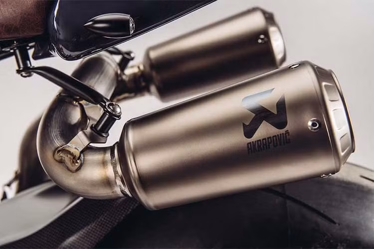 Khối động cơ L-Twin 205 mã lực của Panigale R được giữ nguyên. Do đã bị loại bỏ bộ quây, vẻ đẹp của khối máy L-Twin với các lốc máy đúc bằng magie đã lộ ra đầy đủ. Do Part Worlds là nhà phân phối chính thức pô Akrapovic tại Thụy Sĩ, Andy đã có thể trang bị cho Cá mập xanh hệ thống xả full system của xe đua WSBK.