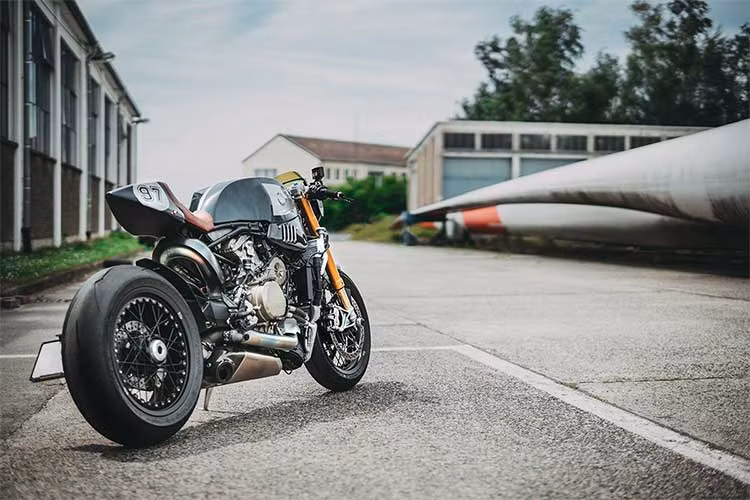 Là một nhà phân phối phụ tùng độ, Part Worlds đã trang bị cho xe hàng loạt những đồ chơi cao cấp như cặp bình dầu Rizoma Next, dàn để chân CNC Rizoma... Đặc biệt nhất là cặp mâm bánh căm không săm của Kineo. Mặc dù được trang bị pô xe đua, mẫu xe này vẫn hoàn toàn đáp ứng đủ các tiêu chuẩn để có thể được lưu thông hợp pháp ngoài đường.