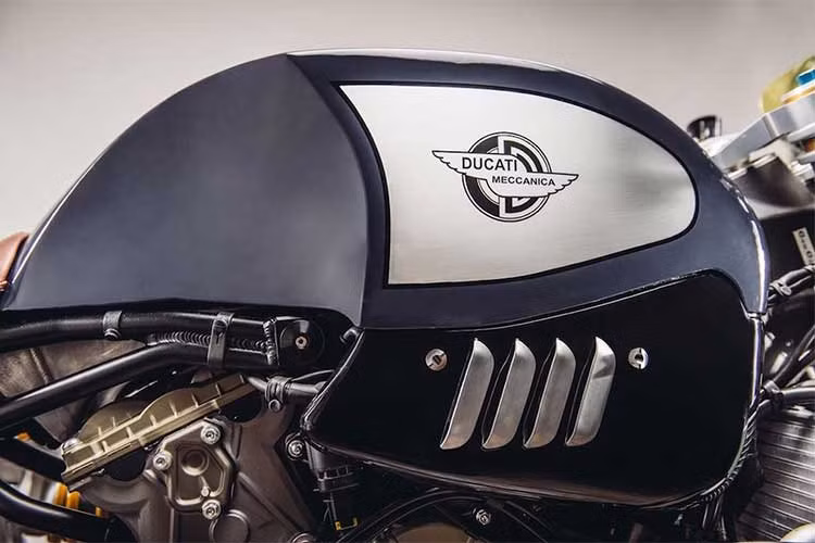 Nghệ nhân Raphael Schaub của xưởng Schaub Metalworks đã tự tạo cho chiếc xe một bộ thân vỏ theo phong cách cafe racer mới, hoàn toàn được gò hàn thủ công từ nhôm tấm dày 2mm. Tên gọi của bản độ xuất phát từ bình xăng theo phong cách cafe racer thập niên 60, với những khe gió hai bên được tạo hình như mang cá mập.