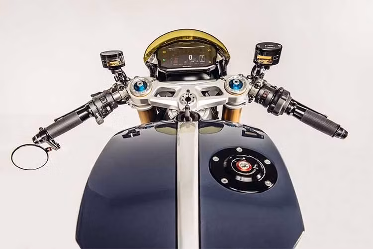 Ducati Zentralschweiz đã cung cấp một chiếc Panigale R mới tinh, chưa lăn bánh để làm nền tảng cho bản độ. Chiếc xe đã nhanh chóng được "rã" ra cho tới khi chỉ còn lại khung và động cơ. Thách thức đầu tiên mà đội gặp phải là hệ thống dây điện đã được Mike Thalmann tìm cách đi lại bó dây của các hệ thống như ABS, tay ga điện tử, chống bốc đầu, ghi dữ liệu, bộ điều khiển Bosch... và giấu nó một cách gọn gàng. 