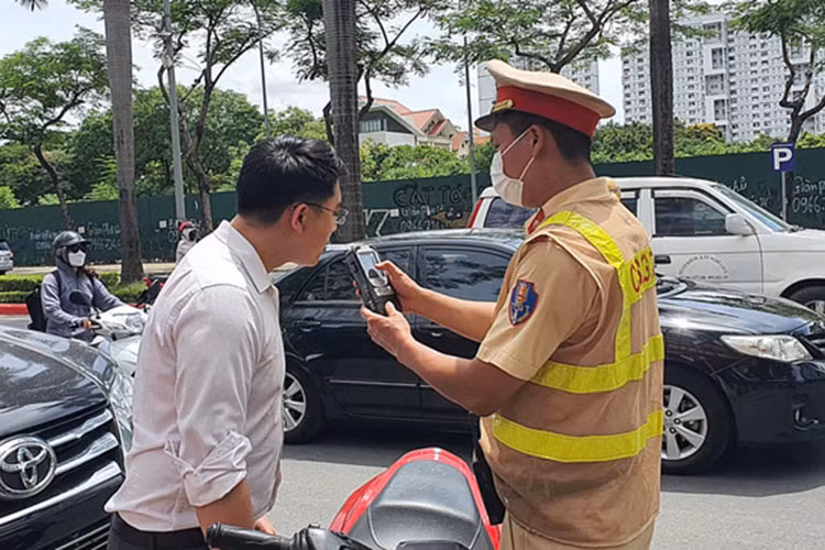 Lai xe oto co the tu do nong do con online sieu don gian