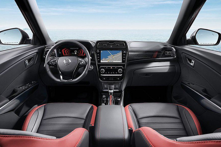 Bên trong cabin của Ssangyong Tivoli 2019, người lái sẽ đối diện với bảng đồng hồ là một màn hình màu 10,25 inch như những chiếc xe châu Âu - bên cạnh là hệ thống thông tin giải trí với màn cảm ứng 9 inch.