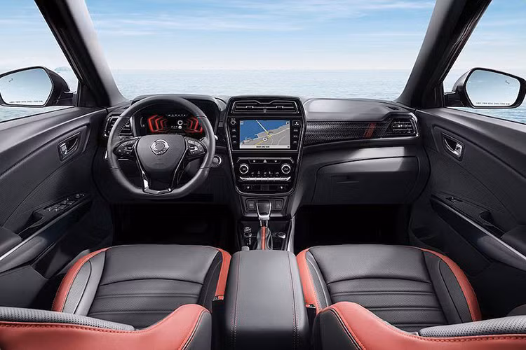 Bên trong cabin của Ssangyong Tivoli 2019, người lái sẽ đối diện với bảng đồng hồ là một màn hình màu 10,25 inch như những chiếc xe châu Âu - bên cạnh là hệ thống thông tin giải trí với màn cảm ứng 9 inch.