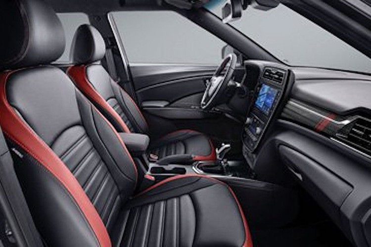 Với bảng đồng hồ mới, các nhà thiết kế của Ssangyong cũng thiết kế lại cho Tivoli bảng táp-lô cùng bảng điều khiển trung tâm mới, với các nút bấm trông sang trọng hơn. Tuy nhiên vô-lăng của chiếc xe vẫn giữ nguyên của phiên bản cũ.