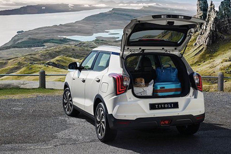 Bên cạnh đó, Tivoli facelift cũng được cung cấp phiên bản động cơ diesel kinh tế, tiết kiệm. Ngoài ra, các trang bị mới hiện đại hơn cũng được áp dụng cho mẫu xe này. Giá xe SsangYong Tivoli facelift 2019 sẽ được bán ra vào tháng tới tại quê nhà Hàn Quốc bắt đầu ở mức 16.680.000 won (tương đương với 325 triệu đồng).