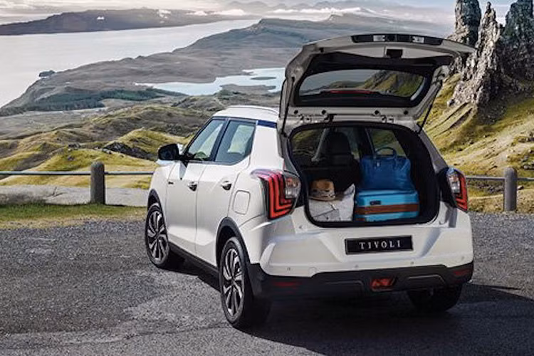 Bên cạnh đó, Tivoli facelift cũng được cung cấp phiên bản động cơ diesel kinh tế, tiết kiệm. Ngoài ra, các trang bị mới hiện đại hơn cũng được áp dụng cho mẫu xe này. Giá xe SsangYong Tivoli facelift 2019 sẽ được bán ra vào tháng tới tại quê nhà Hàn Quốc bắt đầu ở mức 16.680.000 won (tương đương với 325 triệu đồng).
