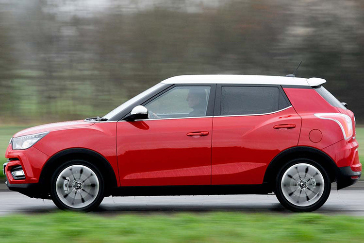 Tiếp tục những thành công này, Ssangyong vừa công bố Tivoli phiên bản facelift nâng cấp lớn tại Hàn Quốc, hướng tới nhóm khách hàng trẻ tuổi lần đầu mua một chiếc SUV. So với phiên bản cũ, Ssangyong Tivoli 2019 mới có phần đầu được thiết kế lại với cản trước góc cạnh, cụm lưới tản nhiệt và đèn pha LED khá giống đàn anh Korando thế hệ mới