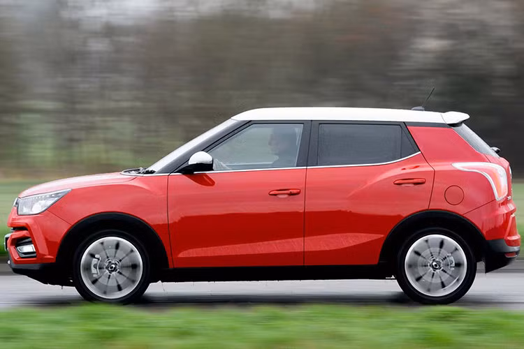 Tiếp tục những thành công này, Ssangyong vừa công bố Tivoli phiên bản facelift nâng cấp lớn tại Hàn Quốc, hướng tới nhóm khách hàng trẻ tuổi lần đầu mua một chiếc SUV. So với phiên bản cũ, Ssangyong Tivoli 2019 mới có phần đầu được thiết kế lại với cản trước góc cạnh, cụm lưới tản nhiệt và đèn pha LED khá giống đàn anh Korando thế hệ mới