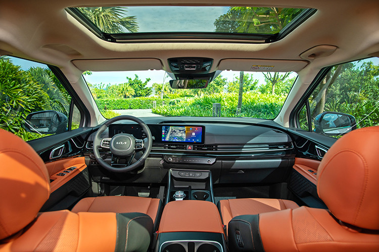 Nội thất xe KIA Carnival hybrid là sự kết hợp hài hòa giữa tính thẩm mỹ, cao cấp của vật liệu nội thất và các trang bị công nghệ tiện nghi. Xe có màn hình cong Panoramic kết hợp cụm đồng hồ tốc độ dạng Full-LCD 12.3 inch và màn hình giải trí đa thông tin AVN 12.3 inch độ phân giải Full HD, kết nối Apple Carplay và Android Auto không dây.