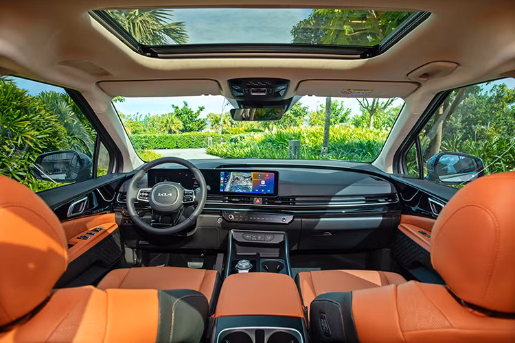 Nội thất xe KIA Carnival hybrid là sự kết hợp hài hòa giữa tính thẩm mỹ, cao cấp của vật liệu nội thất và các trang bị công nghệ tiện nghi. Xe có màn hình cong Panoramic kết hợp cụm đồng hồ tốc độ dạng Full-LCD 12.3 inch và màn hình giải trí đa thông tin AVN 12.3 inch độ phân giải Full HD, kết nối Apple Carplay và Android Auto không dây.