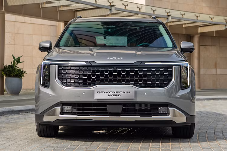 Điểm nhấn khác biệt trên phiên bản Hybrid là mâm xe 19 inch thể thao, được thiết kế với kiểu dáng hình học 3D đậm chất SUV, cùng màu sơn xám ấn tượng thay vì mâm phay đen như phiên bản diesel.