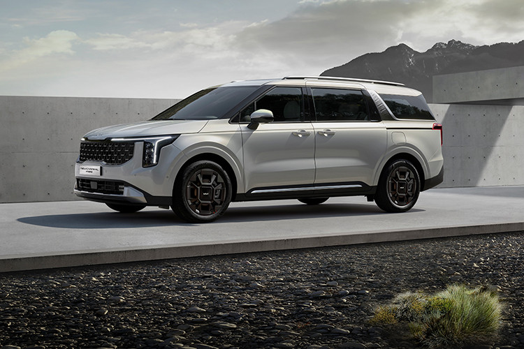 New KIA Carnival là mẫu xe MPV được giới thiệu tại Việt Nam vào tháng 9/2024 với 4 phiên bản trang bị động cơ Diesel. Dòng MPV 7 chỗ này đạt doanh số ấn tượng với hơn 3.000 xe sau gần 3 tháng ra mắt.