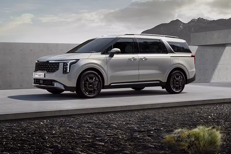 New KIA Carnival là mẫu xe MPV được giới thiệu tại Việt Nam vào tháng 9/2024 với 4 phiên bản trang bị động cơ Diesel. Dòng MPV 7 chỗ này đạt doanh số ấn tượng với hơn 3.000 xe sau gần 3 tháng ra mắt.