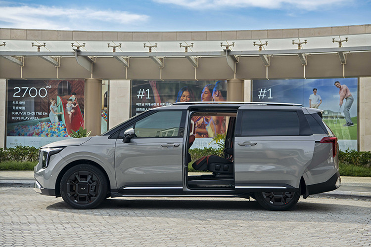 Về thiết kế, KIA Carnival hybrid tại Việt Nam giữ nguyên kích thước 5.155 x 2.010 x 1.775 (mm), kiểu dáng hiện đại khi có hệ thống đèn LED trước và sau lấy cảm hứng từ hình tượng các chòm sao "Star-map".