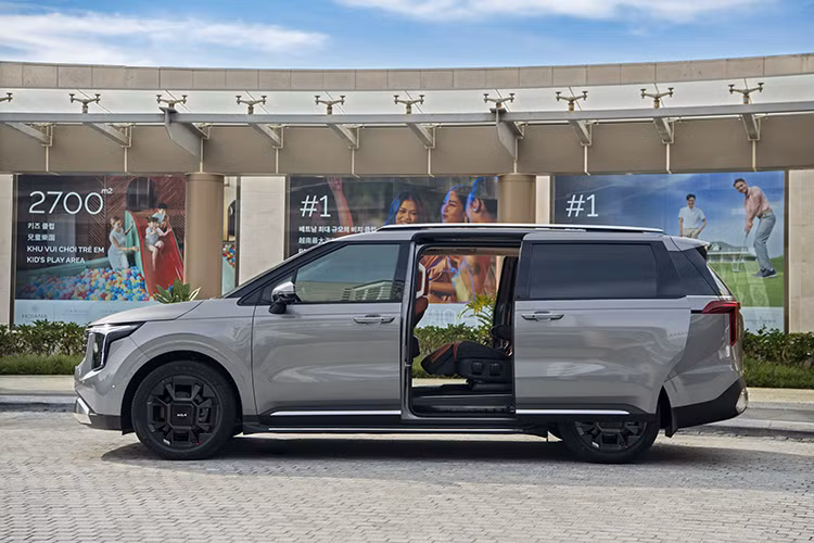 Về thiết kế, KIA Carnival hybrid tại Việt Nam giữ nguyên kích thước 5.155 x 2.010 x 1.775 (mm), kiểu dáng hiện đại khi có hệ thống đèn LED trước và sau lấy cảm hứng từ hình tượng các chòm sao "Star-map".