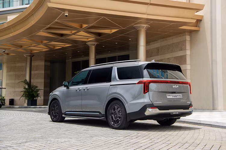 Mặt sau của xe được thiết kế mở rộng theo phương ngang bề thế, tạo sự ổn định, vững chắc, với cụm đèn hậu LED Star-map kết hợp ốp cản lớn góc cạnh cùng logo HEV.