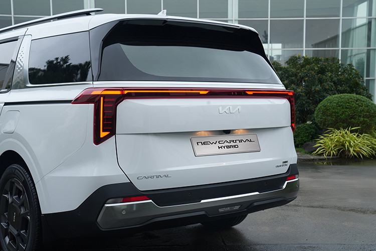 Phiên bản này cũng được trang bị nhiều tiện ích cao cấp như: Rèm che nắng và cửa sổ trời đôi hoạt động độc lập; cổng sạc nhanh USB Type-C ở tất cả các hàng ghế, khởi động xe từ xa, gương chiếu hậu chống chói ECM…