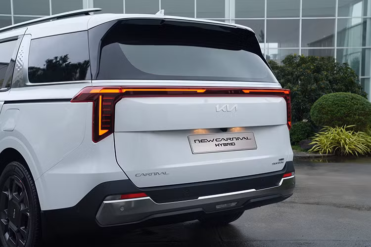 Phiên bản này cũng được trang bị nhiều tiện ích cao cấp như: Rèm che nắng và cửa sổ trời đôi hoạt động độc lập; cổng sạc nhanh USB Type-C ở tất cả các hàng ghế, khởi động xe từ xa, gương chiếu hậu chống chói ECM…