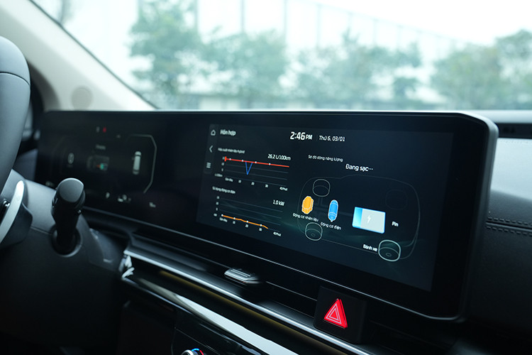 Các tiện nghi khác của xe gồm: Hệ thống giải trí âm thanh vòm 12 loa Bose, điều hòa tự động 3 vùng độc lập, hàng ghế 2 có nút điều khiển điều hòa độc lập, bố trí thêm cửa gió hàng ghế 3 giúp điều hướng phân luồng không khí đến từng vị trí ghế.