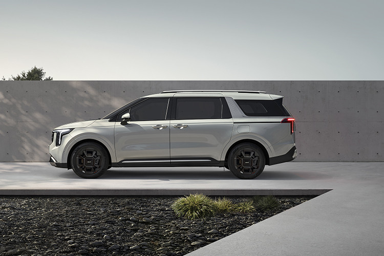 Mức giá xe Kia New Carnival Hybrid 2025 bán ra tại Việt Nam từ 1,849 tỷ đồng, xe sẽ có mặt tại các showroom Kia trên toàn quốc từ 6/1/2025. Dự kiến, các mẫu xe đầu tiên sẽ được bàn giao đến khách hàng trước Tết Nguyên đán Ất Tỵ.