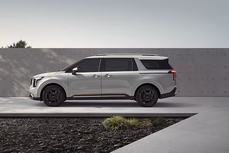 Mức giá xe Kia New Carnival Hybrid 2025 bán ra tại Việt Nam từ 1,849 tỷ đồng, xe sẽ có mặt tại các showroom Kia trên toàn quốc từ 6/1/2025. Dự kiến, các mẫu xe đầu tiên sẽ được bàn giao đến khách hàng trước Tết Nguyên đán Ất Tỵ.