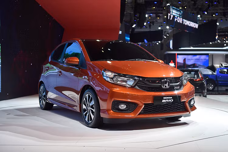 Honda Brio là mẫu xe cỡ nhỏ, giá rẻ nhập khẩu sẽ được Honda Việt Nam (HVN) chính thức bán ra tại Việt Nam vào tháng 6/2019 tới đây. Theo HVN, Honda Brio được bán tại Việt Nam sẽ có 3 phiên bản gồm: G, RS và RS Two-Tone. Hiện tại, Honda Brio chưa có thông tin chính thức về giá bán nhưng nó được dự đoán từ khoảng 327 triệu đồng.