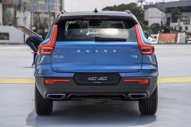 Volvo XC40 sở hữu 3 động cơ xăng. Bản thấp nhất T3 dẫn động cầu trước dùng động cơ xăng 2.0 lít công suất 154 mã lực, tùy chọn số sàn hoặc tự động. Bản T4 và T5 được nâng công suất lên thành 187 và 247 mã lực, đều trang bị hệ dẫn động 2 cầu và hộp số tự động. Các tính năng an toàn như hệ thống lái tự động Pro Pilot, an toàn trong phố City Safety, cảnh báo giao thông với hỗ trợ phanh khẩn cấp, camera 360 độ...