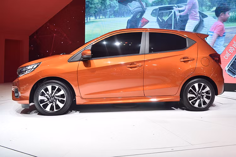 Mẫu xe giá rẻ Honda Brio hoàn toàn mới tại Việt Nam được trang bị động cơ xăng cơ 4 xi lanh, dung tích 1.2 lít có công suất 89 mã lực và mô men xoắn 110 Nm. Động cơ này kết hợp với hộp số sàn 5 cấp trên bản tiêu chuẩn hoặc hộp số vô cấp CVT trên các phiên bản cao cấp hơn.