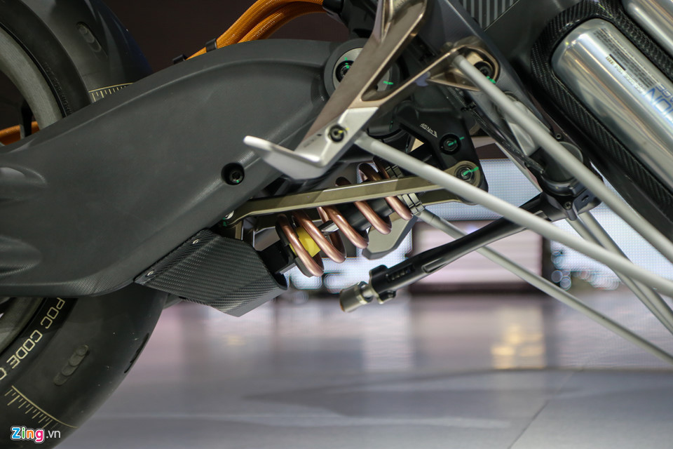 Cung cấp điện năng cho động cơ điện hoạt động dẫn động bánh sau là cụm pin Lithium-ion với 6 khối pin bố trí đối xứng 2 bên và lộ ra ngoài.