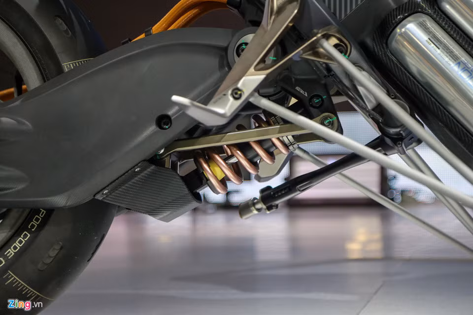 Cung cấp điện năng cho động cơ điện hoạt động dẫn động bánh sau là cụm pin Lithium-ion với 6 khối pin bố trí đối xứng 2 bên và lộ ra ngoài.