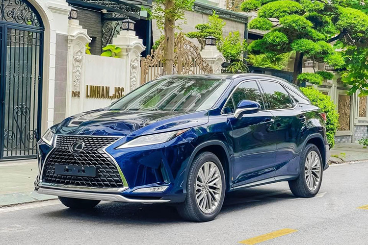 Chiếc xe crossover hạng sang Lexus RX 350 đời 2022 trong bài viết này hiện đang được rao bán trên thị trường ôtô cũ với mức giá khoảng 3,6xx tỷ đồng. Người bán cho biết, chiếc xe sở hữu ngoại thất màu xanh cavansite, nội thất bọc da màu nâu da bò và đã lăn bánh 30.000 km.