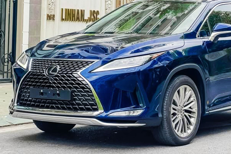 Về kích thước tổng thể, mẫu xe crossover hạng sang Lexus RX 350 2022 có thông số chiều dài x rộng x cao tương ứng là 4.890 x 1.895 x 1.690 mm, trục cơ sở dài 2.790 mm và khoảng sáng gầm 200 mm. Ngoại thất xe nổi bật với lưới tản nhiệt hình con suốt đặc trưng, viền mạ crôm 3D sang trọng.
