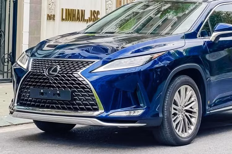 Về kích thước tổng thể, mẫu xe crossover hạng sang Lexus RX 350 2022 có thông số chiều dài x rộng x cao tương ứng là 4.890 x 1.895 x 1.690 mm, trục cơ sở dài 2.790 mm và khoảng sáng gầm 200 mm. Ngoại thất xe nổi bật với lưới tản nhiệt hình con suốt đặc trưng, viền mạ crôm 3D sang trọng.