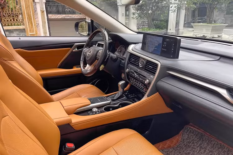 Hệ thống ghế ngồi bọc da semi-aniline cao cấp. Ghế lái và ghế phụ có khả năng chỉnh điện 10 hướng, nhớ vị trí, hỗ trợ tựa lưng và làm mát. Khoang hành lý của xe có dung tích tiêu chuẩn 521 lít, có thể mở rộng lên 1.594 lít khi gập hàng ghế sau, đáp ứng tốt nhu cầu chứa đồ của người dùng. 