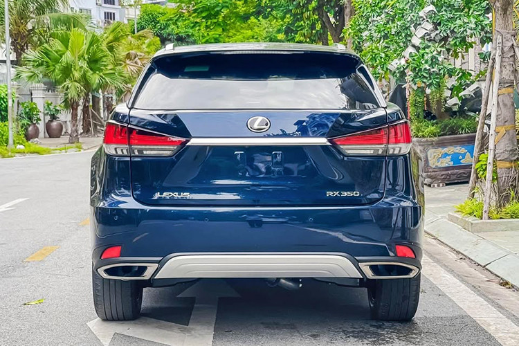 Trang bị an toàn trên Lexus RX 350 2022 có 10 túi khí, camera 360 độ, cảnh báo điểm mù, cảnh báo va chạm khi lùi, cảnh báo áp suất lốp, hỗ trợ khởi hành ngang dốc, kiểm soát độ bám đường, hệ thống ổn định thân xe, chống bó cứng phanh và hệ thống điều khiển hành trình chủ động. 
