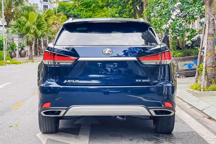 Trang bị an toàn trên Lexus RX 350 2022 có 10 túi khí, camera 360 độ, cảnh báo điểm mù, cảnh báo va chạm khi lùi, cảnh báo áp suất lốp, hỗ trợ khởi hành ngang dốc, kiểm soát độ bám đường, hệ thống ổn định thân xe, chống bó cứng phanh và hệ thống điều khiển hành trình chủ động. 