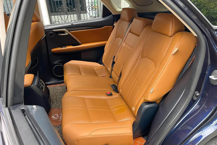 Xe có khả năng tăng tốc từ 0-100 km/h trong 7,9 giây, tốc độ tối đa đạt 200 km/h. Mức tiêu hao nhiên liệu của xe ở mức 9,9 lít/100 km trên đường hỗn hợp, 13,9 lít/100 km trên đường đô thị và 7,5 lít/100 km trên đường cao tốc.