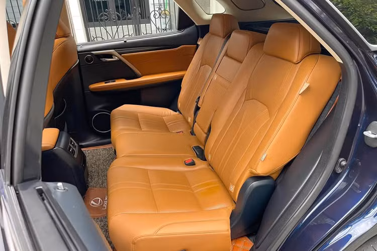 Xe có khả năng tăng tốc từ 0-100 km/h trong 7,9 giây, tốc độ tối đa đạt 200 km/h. Mức tiêu hao nhiên liệu của xe ở mức 9,9 lít/100 km trên đường hỗn hợp, 13,9 lít/100 km trên đường đô thị và 7,5 lít/100 km trên đường cao tốc.