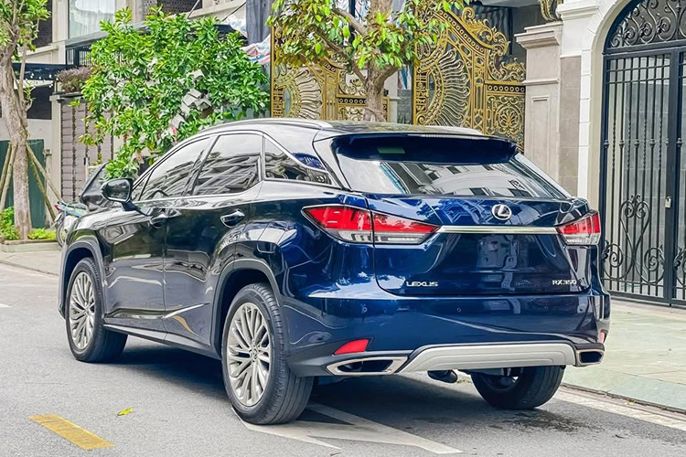Mức giá xe Lexus RX 350 2022 thời điểm mới ra mắt có giá niêm yết 4,13 tỷ đồng. Sau khi tính các chi phí lăn bánh, người mua ban đầu phải bỏ ra từ 4,5 đến 4,6 tỷ đồng, tùy vào khu vực đăng ký.