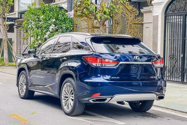 Mức giá xe Lexus RX 350 2022 thời điểm mới ra mắt có giá niêm yết 4,13 tỷ đồng. Sau khi tính các chi phí lăn bánh, người mua ban đầu phải bỏ ra từ 4,5 đến 4,6 tỷ đồng, tùy vào khu vực đăng ký.