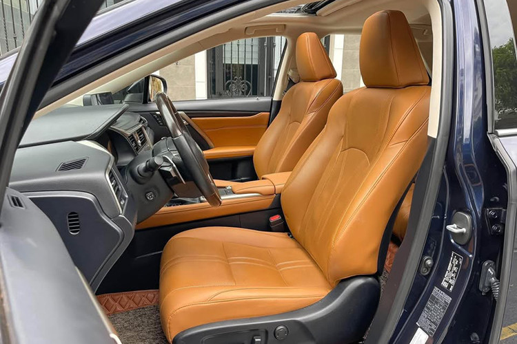 Dưới nắp ca-pô, Lexus RX 350 2022 được trang bị động cơ xăng V6 3.5L, công suất 296 mã lực và mô-men xoắn cực đại 370 Nm, kết hợp hộp số tự động 8 cấp.