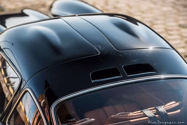 Hiện tại, chủ nhân đang trao thưởng 250.000 euro (tương đương khoảng 284.000 USD - 675 triệu đồng) cho ai tìm lại được chiếc xe này.