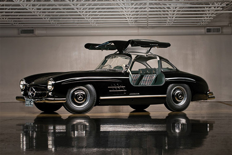 Nhiều người yêu xe đã bày tỏ sự cảm thông bằng cách chia sẻ hình ảnh và thông tin trên mạng xã hội Facebook, giúp chủ nhân chóng tìm lại được chiếc Mercedes-Benz 300SL Gullwing hàng hiếm đắt tiền này.